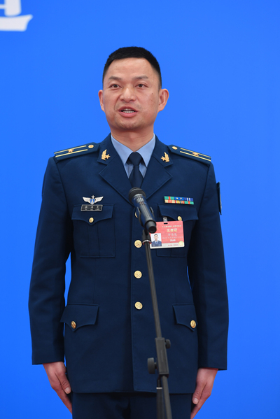 余海龍代表談空軍高新武器發展: