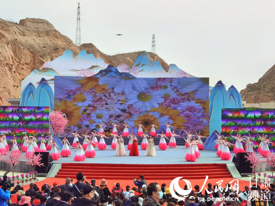 第38屆蘭州桃花旅游節開幕式上的舞蹈表演。 人民網 高翔攝