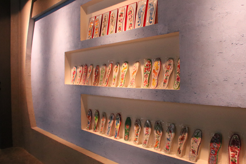 莊子峁生態農莊農耕文化展示廳內展示的手工刺繡鞋墊。