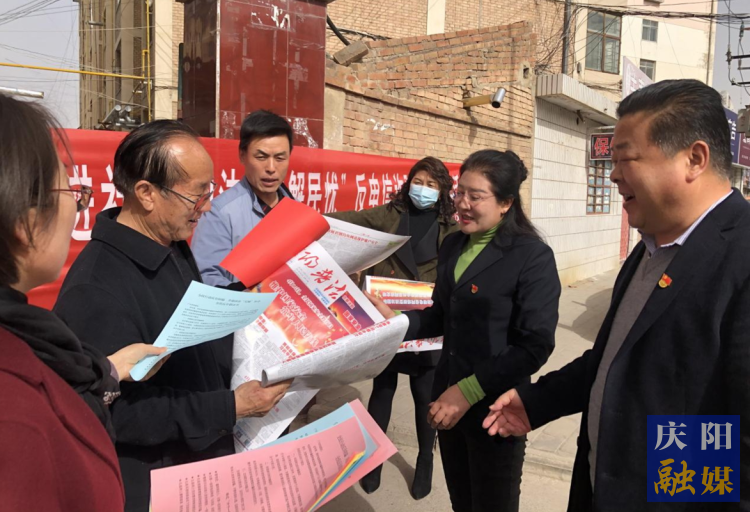 慶陽市司法局在合水縣老城鎮開展送法下鄉活動。