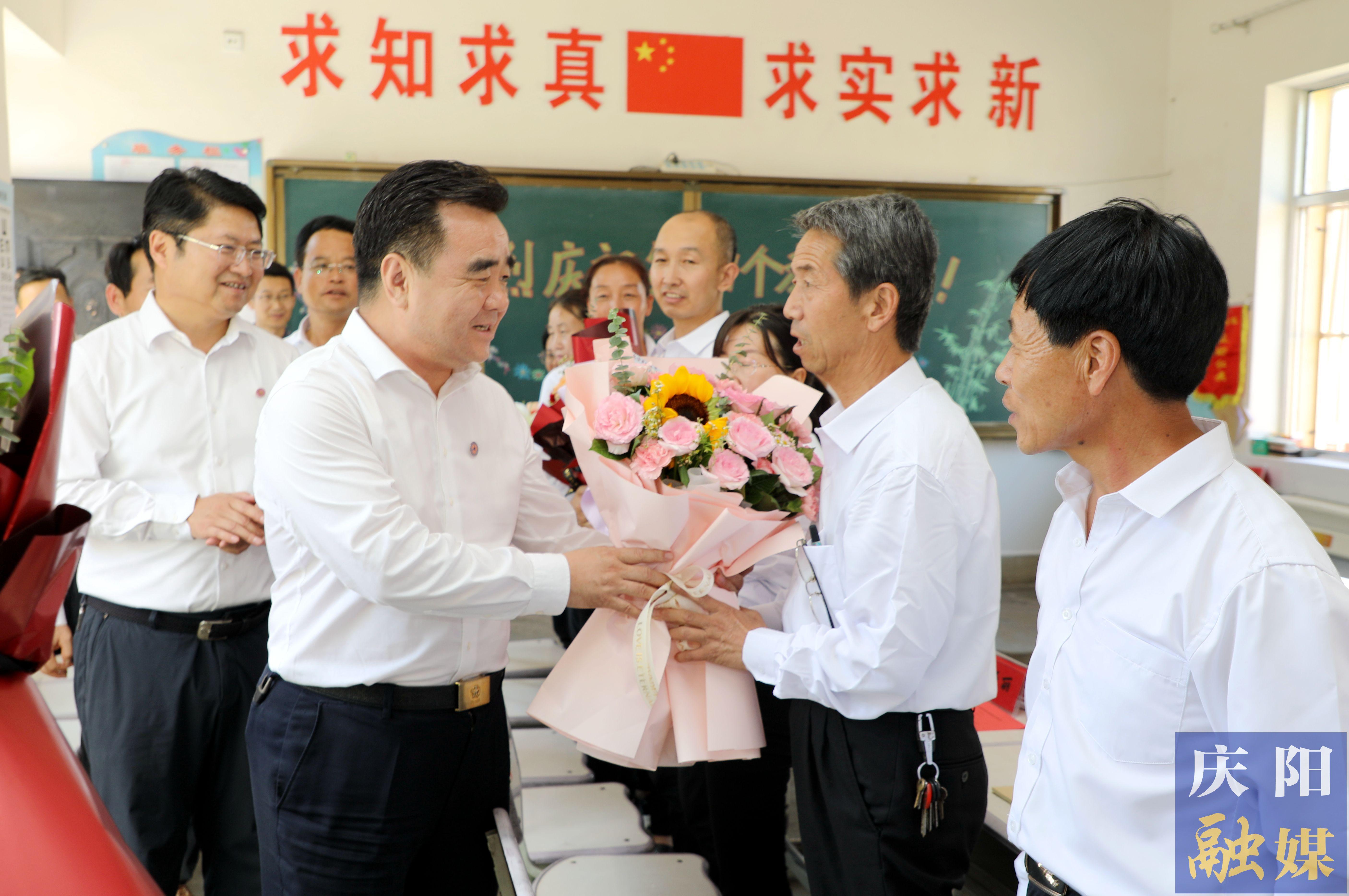 黃澤元在鎮(zhèn)原縣屯字鎮(zhèn)田嶺小學(xué)走訪慰問一線教師 勉勵(lì)大家擔(dān)當(dāng)教育使命，當(dāng)好美麗園丁，引領(lǐng)鄉(xiāng)村文化，努力培養(yǎng)德智體美勞全面發(fā)展的社會主義建設(shè)者和接班人
