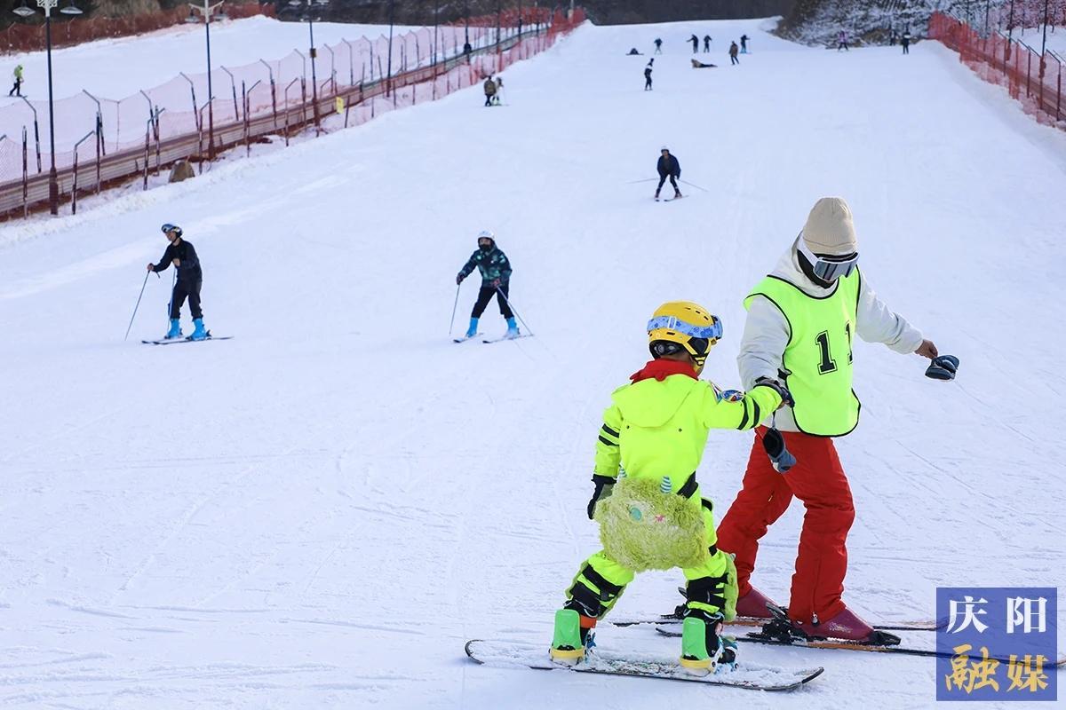 西峰區“冰雪+”激活冬季旅游市場