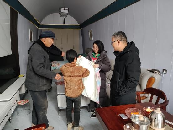 慶陽市委機要和保密局赴慶城縣太白梁鄉巴山村開展春節前走訪慰問活動