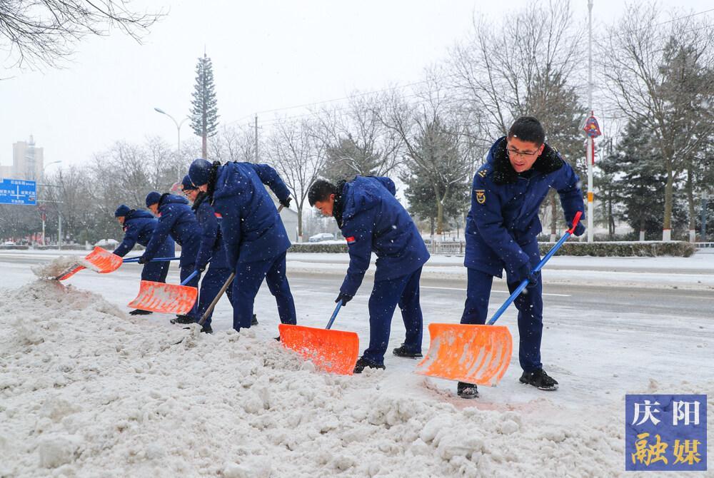 【攝影報道】慶陽市：低溫雨雪冰凍天氣頻現 干部職工掃雪除冰保暢通