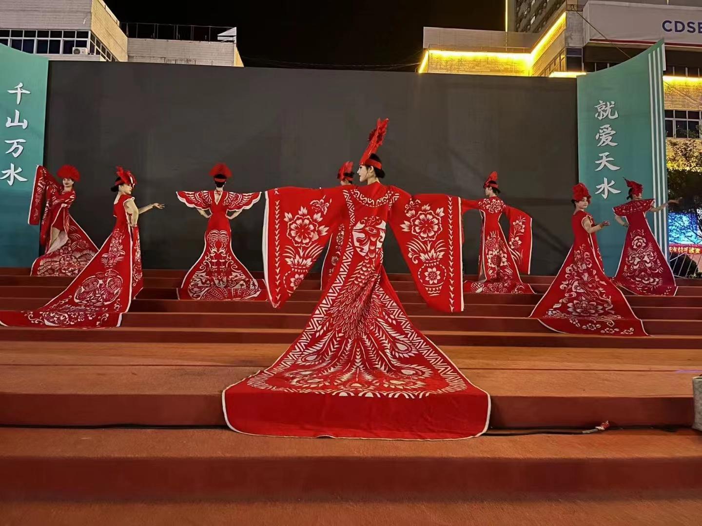 鎮原剪紙服裝秀助力天水麻辣燙持續“熱辣滾燙”