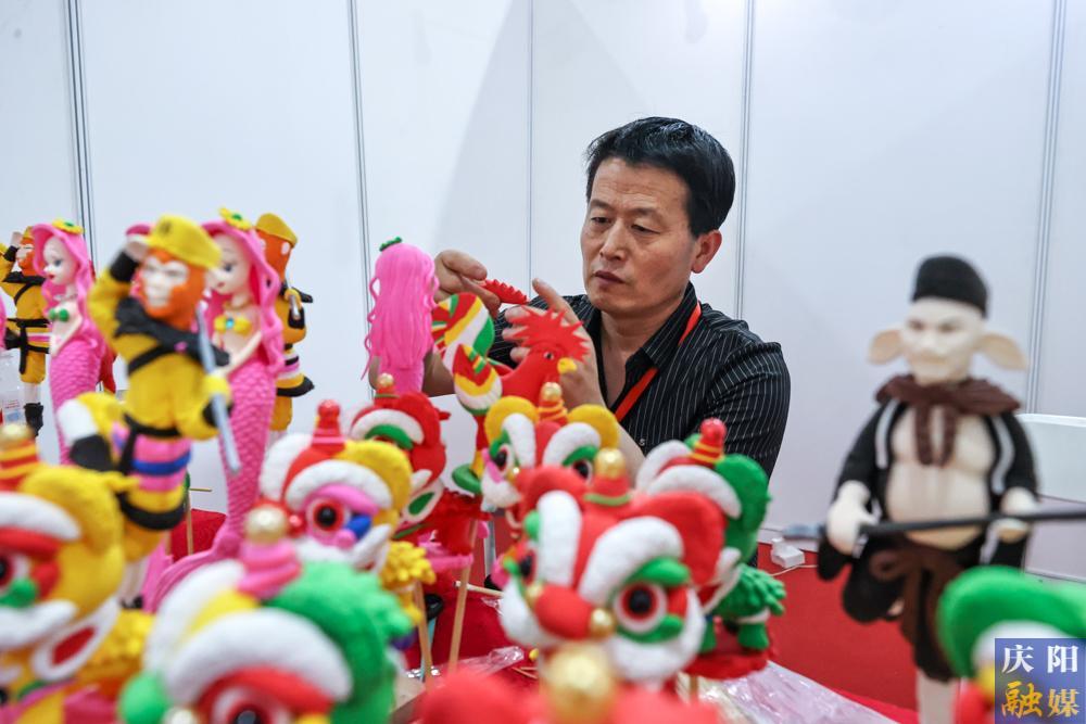 【攝影報道】國內外民俗文化精品亮相慶陽香包節