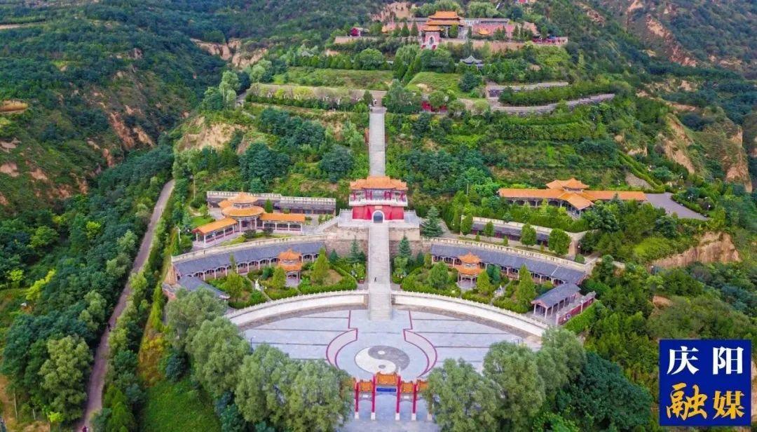您好！我叫慶陽(yáng)，這是我的名片，請(qǐng)多多關(guān)照