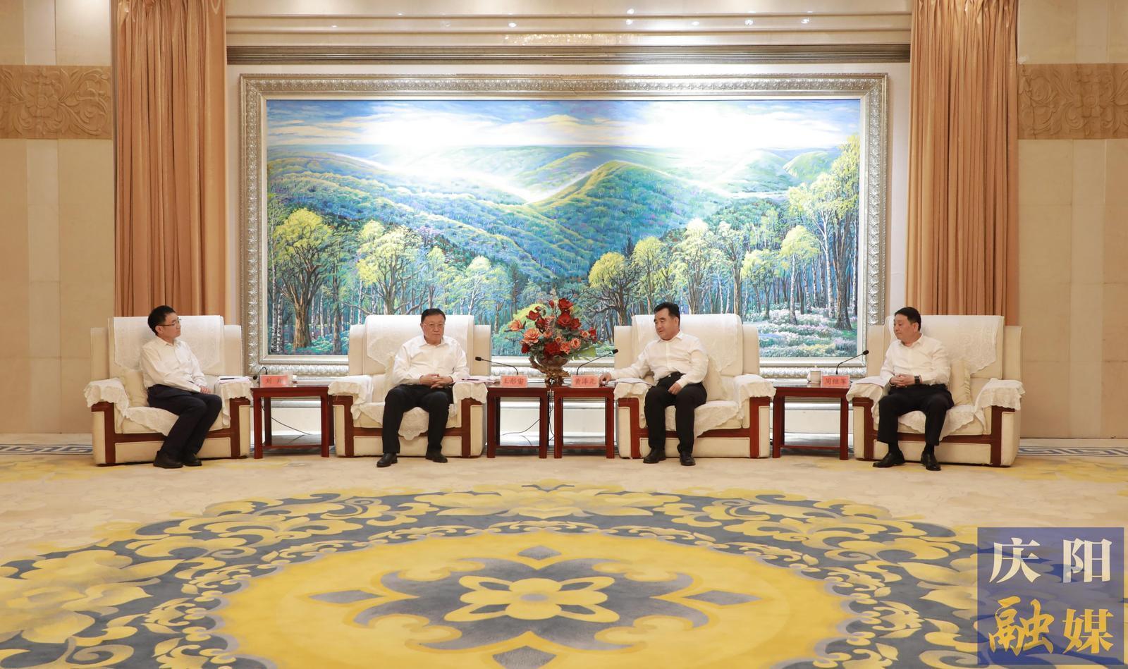 黃澤元周繼軍與中國交通建設(shè)集團(tuán)有限公司黨委書記、董事長(zhǎng)王彤宙一行座談