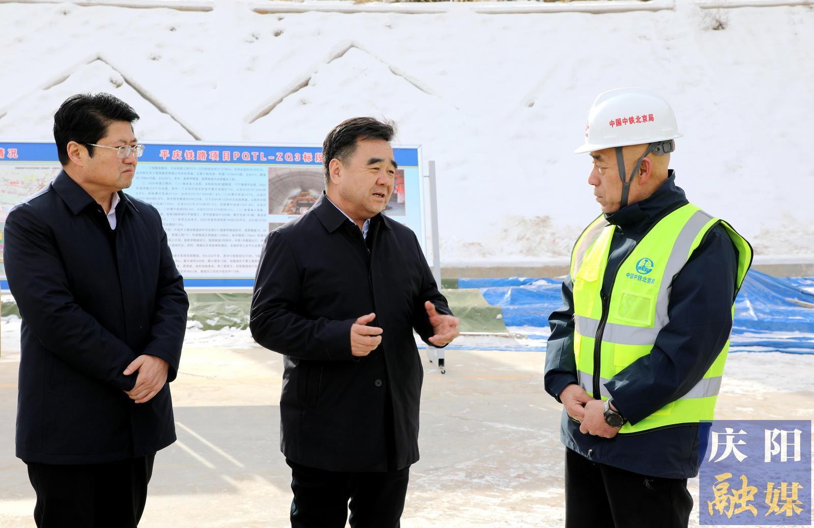 黃澤元在鎮原縣調研時強調 推動城市更新煥發城區光彩活力 苦干實干努力完成年度目標任務