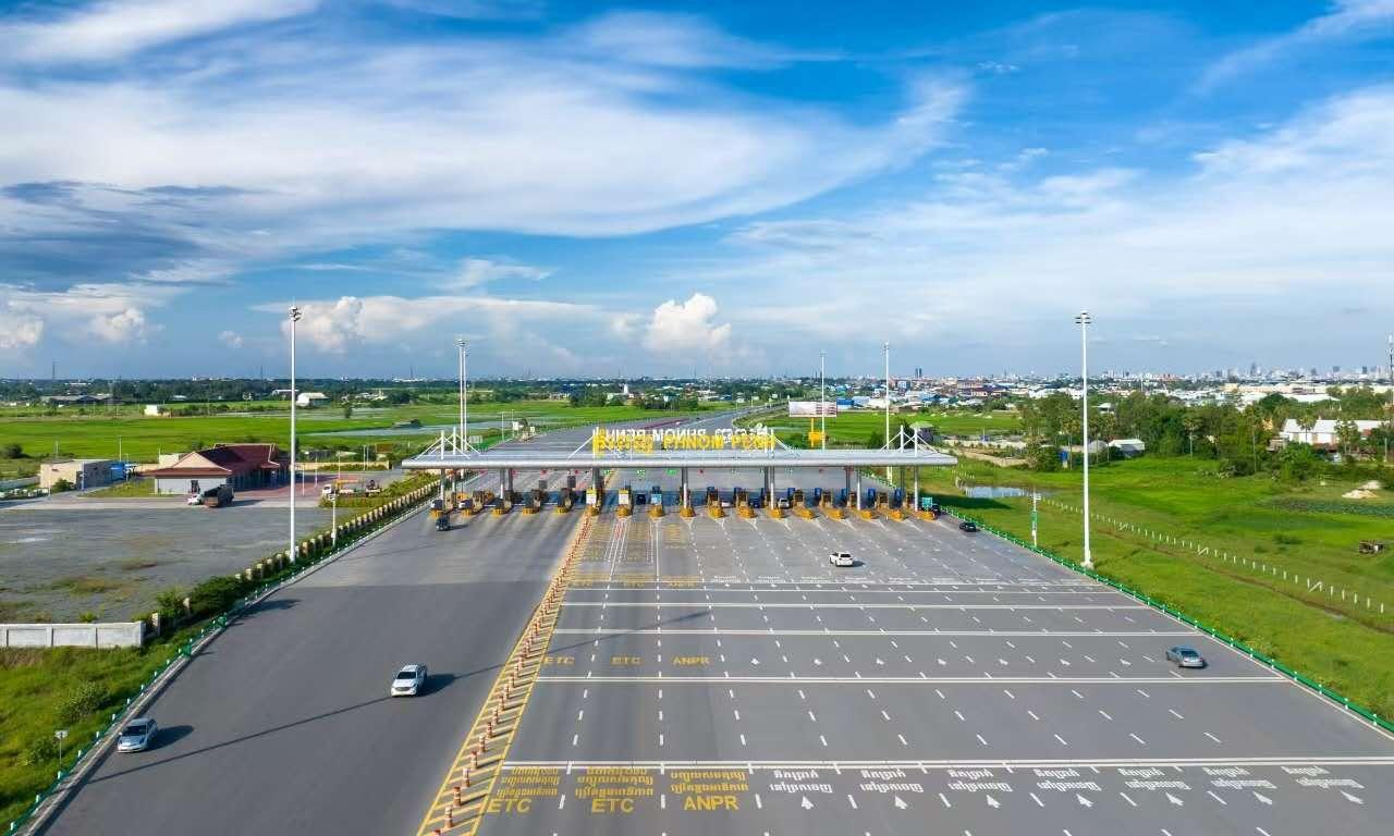 習主席的絲路故事丨這條高速，成為當地百姓的“幸福路”