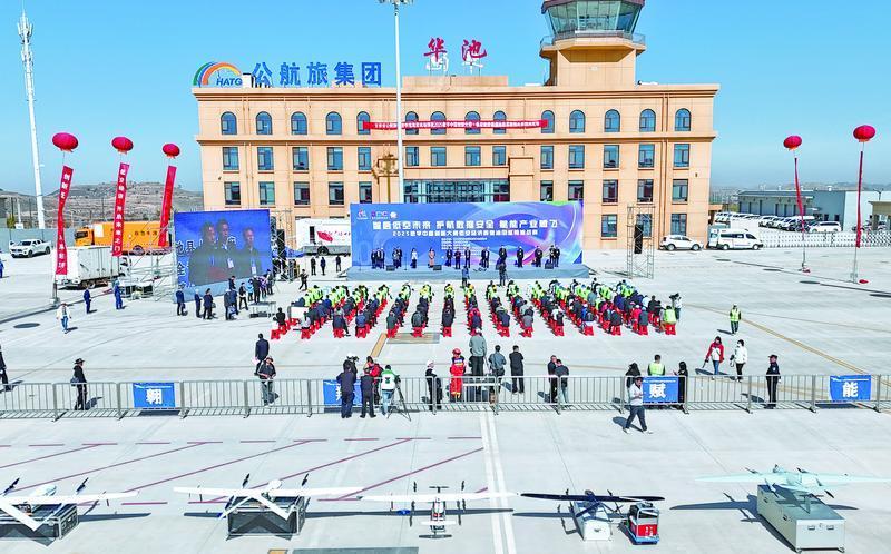 2025數字中國創新大賽·低空經濟賽道·特別報道丨無人機秒變“巡檢尖兵”！全國首次油田巡檢挑戰賽在慶陽舉行