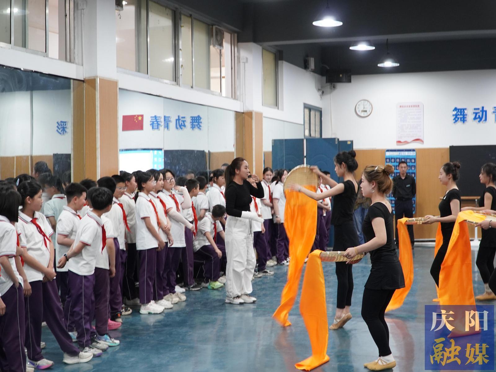 【2025年職業教育活動周】慶陽市8所中小學在慶陽職業技術學院開展職業體驗活動