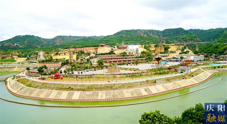 【2025慶陽市農(nóng)文旅融合發(fā)展百千萬工程探訪記】引“鳳”突圍 蝶變換顏 ——慶城縣藥王洞養(yǎng)生小鎮(zhèn)農(nóng)文旅融合發(fā)展紀實